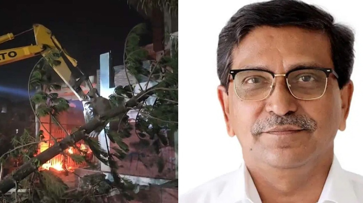 কুষ্টিয়ায় বুলডোজার দিয়ে মাহবুবউল আলম হানিফের বাড়ি গুড়িয়ে দেয়া হচ্ছে