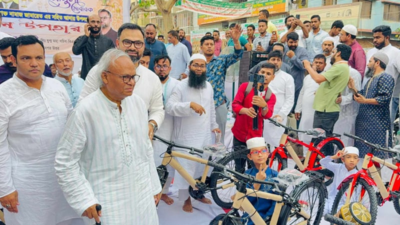 মহানগর উত্তর বিএনপির অভিনব কর্মসূচি, নামাজ পড়ে সাইকেল পেলো ৩২ কিশোর