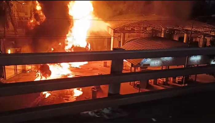 রাজধানীতে ফিলিং স্টেশনে আগুন, বিস্ফোরণের শব্দ