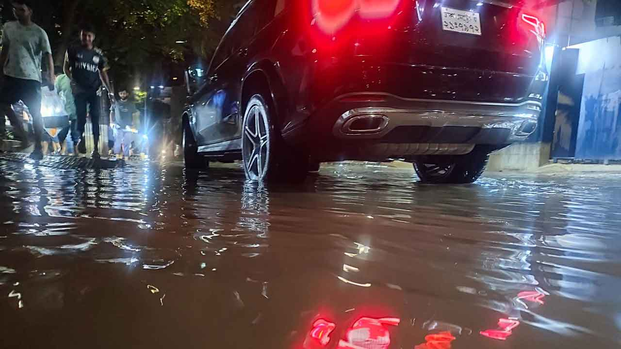 কার্তিকের বৃষ্টিতে ডুবল ঢাকা, জলাবদ্ধতায় যানবাহনে ধীরগতি