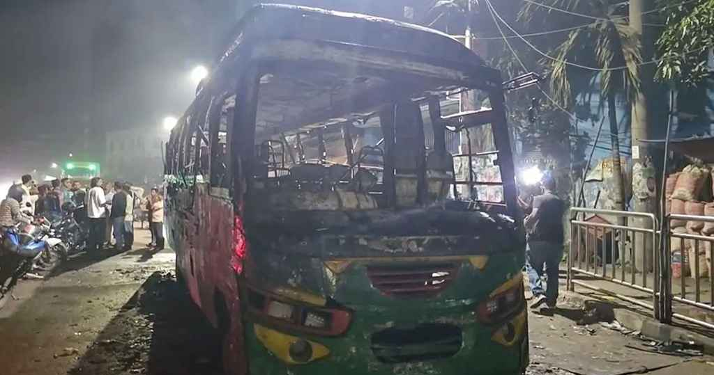 গভীর রাতে রাজধানীতে বাস ও প্রাইভেটকারে আগুন দেওয়ার হিড়িক