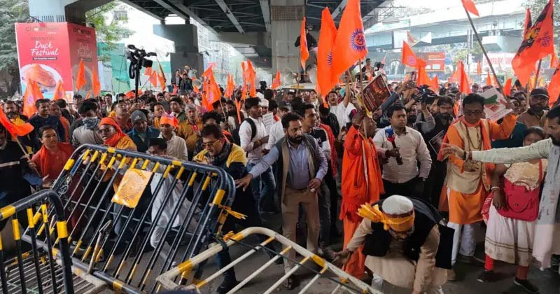 দূতাবাসের সামনে হিন্দু কট্টরপন্থীদের বিক্ষোভ, ভারত-বাংলাদেশ সম্পর্কে তিক্ততা চরমে