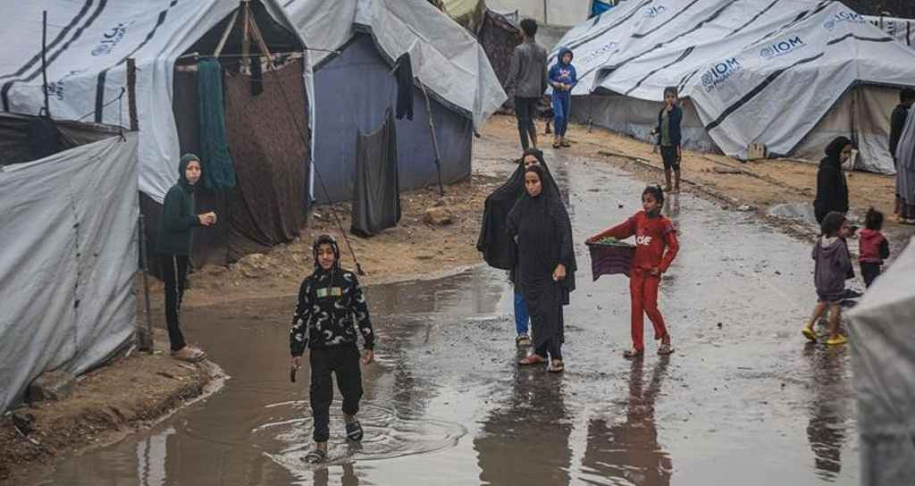 গাজায় বৃষ্টি ও হাড়কাঁপানো ঠান্ডায় সীমাহীন দুর্ভোগ