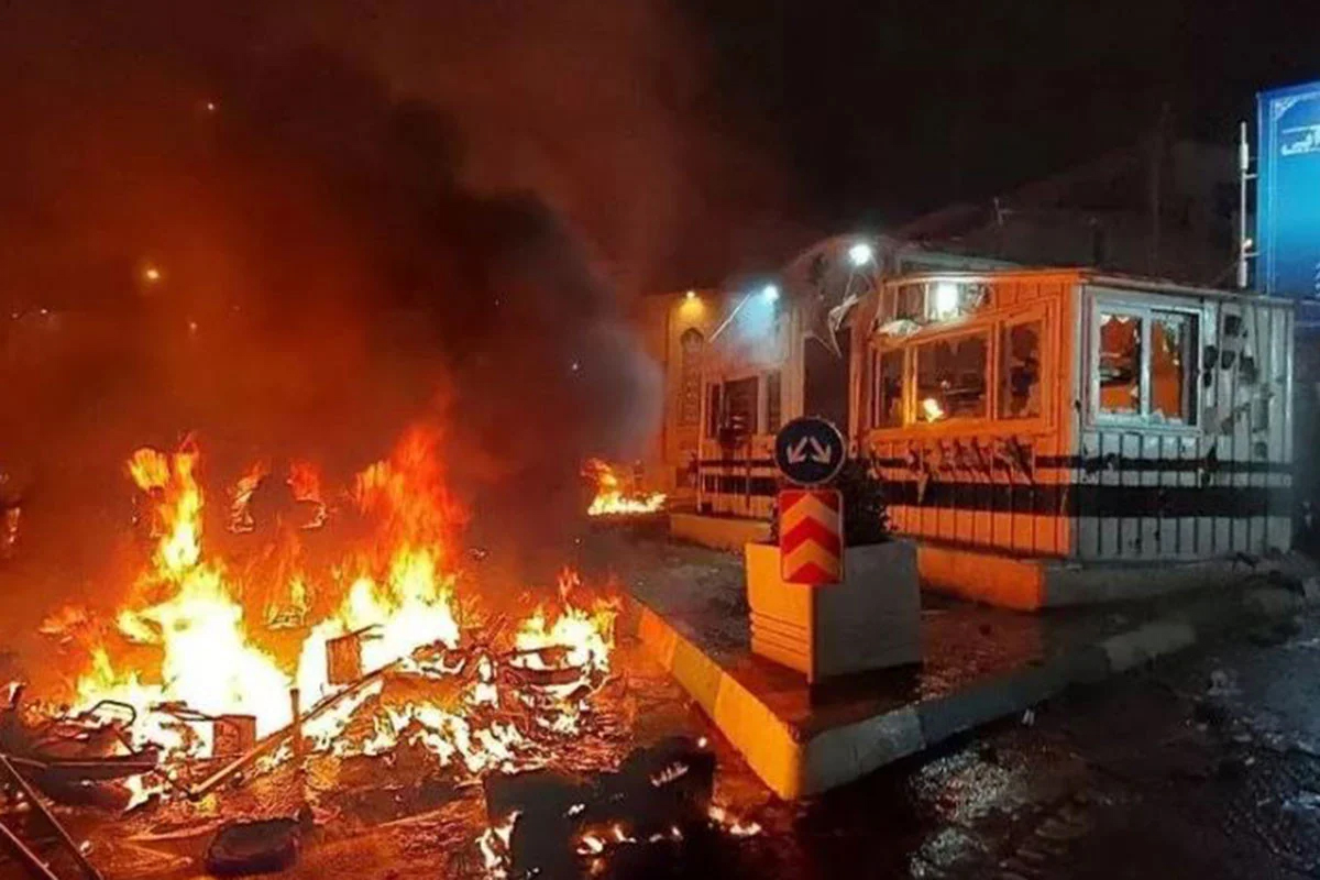 ইরানে অর্ধশতাধিক মসজিদ-১৮০ অ্যাম্বুলেন্সে আগুন দিয়েছে বিক্ষোভকারীরা: রিপোর্ট