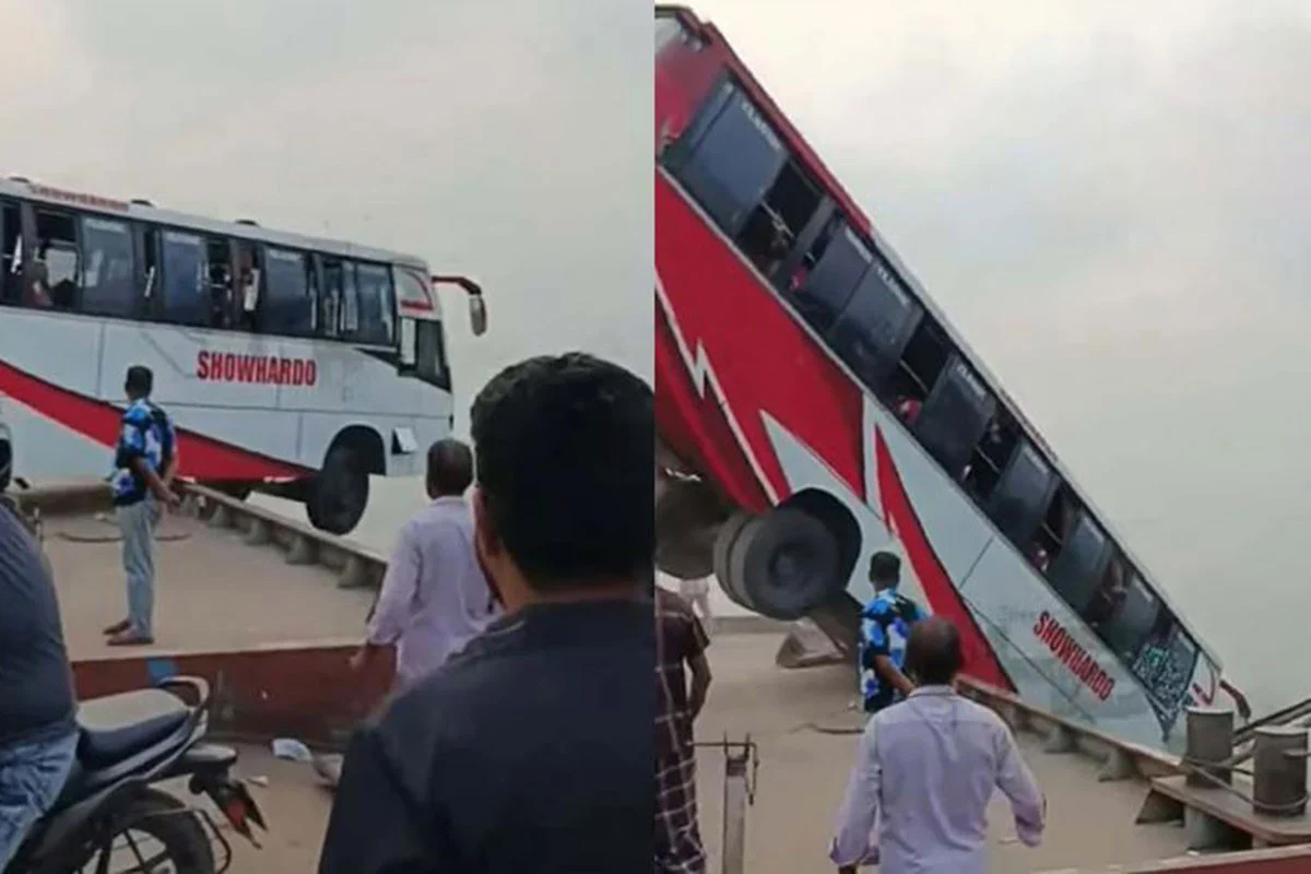দৌলতদিয়ায় ৪০ যাত্রী নিয়ে নদীতে বাস, উদ্ধারে ফায়ার সার্ভিস