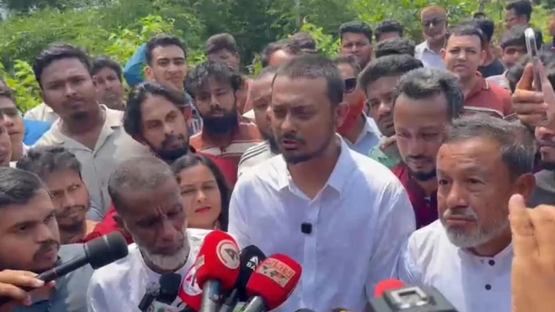 স্বরাষ্ট্রমন্ত্রীর ‘লাল-সবুজ চুড়ি’ পরে বসে থাকা উচিত: নাসিরুদ্দিন পাটোয়ারী