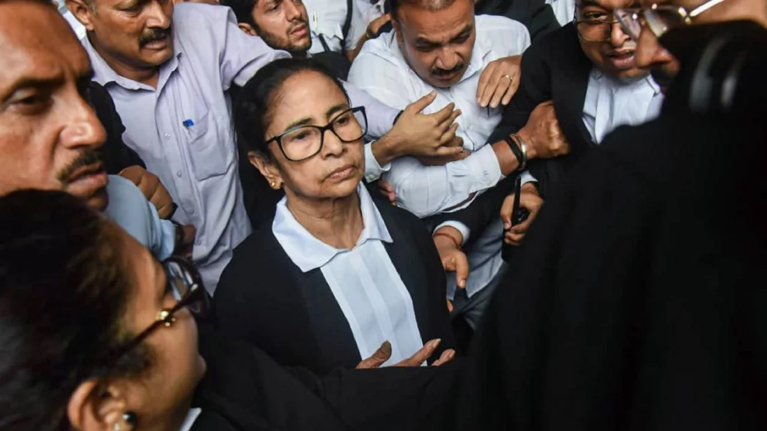 কলকাতা হাইকোর্টে মমতাকে ঘিরে বিক্ষোভ, গালাগাল ও মারধরের অভিযোগ