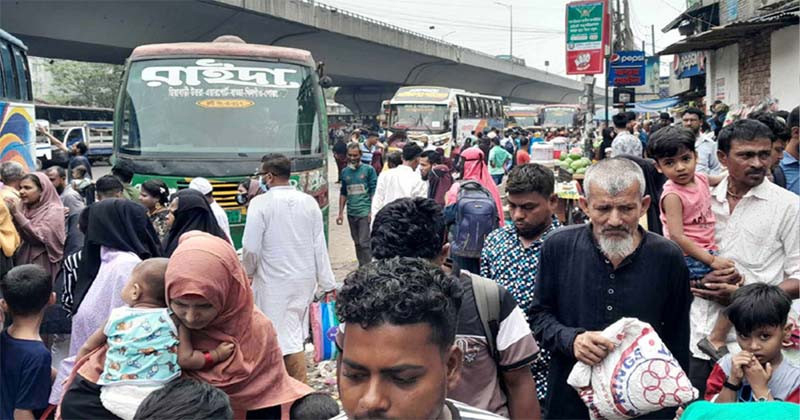 ছুটিতে ফাঁকা ঢাকা, ঈদের দ্বিতীয় দিনেও ঘরমুখো মানুষের ভিড়