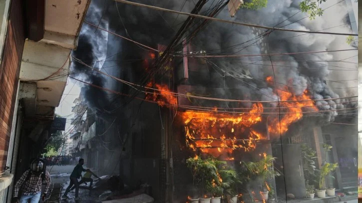 দিল্লির হোটেলে ভয়াবহ অগ্নিকাণ্ডে নিহত ২১, প্রাণ বাঁচাতে ভবন থেকে লাফ