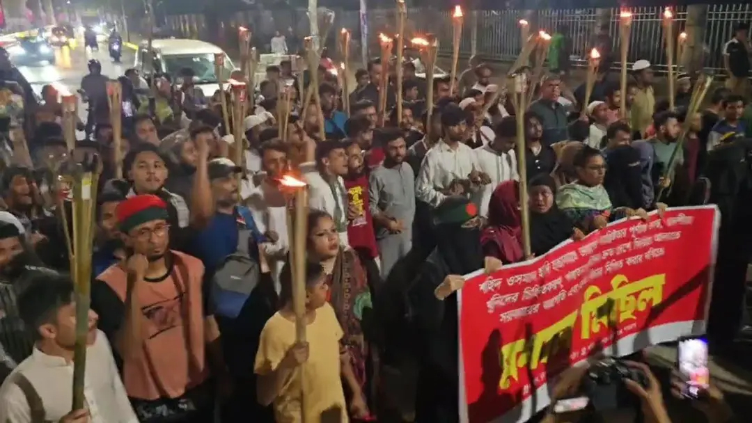 ওসমান হাদি হত্যার বিচারের দাবিতে শাহবাগে ইনকিলাব মঞ্চের মশাল মিছিল