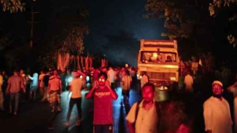 ফরিদপুরে বাসচাপায় ৫ জন নিহত, ৬ গাড়িতে আগুন