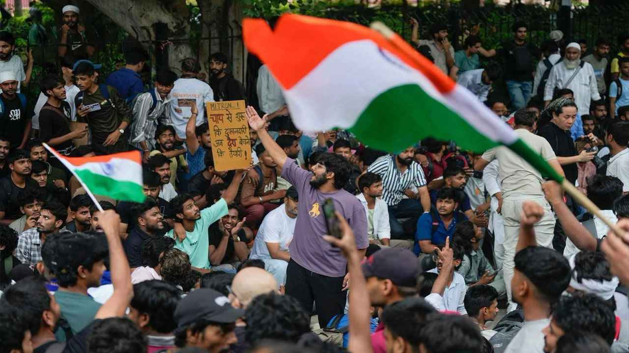 বিক্ষোভের মুখে কড়া নিরাপত্তায় সংসদ ছাড়লেন মোদি
